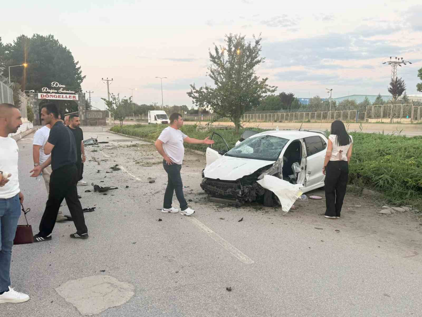ankara-da-kontrolden-cikan-otomobil-takla-atti-2-yarali