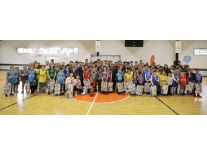 Yıldız Basketbolcular Şehit Kamil’i Andı