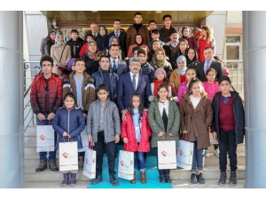 Vali Bilmez’den Başarılı Öğrencilere Tablet Ve Telefon