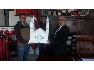 Başkan Ensari’ye 3 Bin Kişilik Caminin Maketini Hediye Ettiler