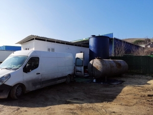 İstanbul Emniyet Müdürlüğü Kaçakçılık Suçlarıyla Mücadele Şube Ekipleri, Büyükçekmece Tepecik Mahallesi’ndeki Bir Garaja Operasyon Düzenledi. Yaklaşık 40 Ton Kaçak Akaryakıtın Ele Geçirildiği Operasyonda 2 Yakıt Tankı Ve 1 M