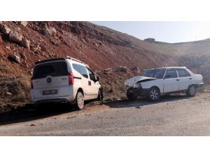 Siirt’te İki Araç Kafa Kafaya Çarpıştı: 5 Yaralı