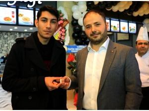 1 Dakikada 20 Yaprak Sarma Yiyip Yarım Altın Kazandı