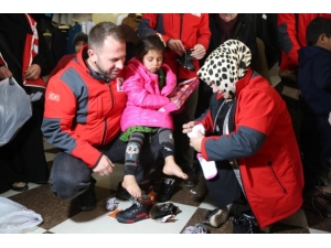 Sancaktepe Belediye Başkanı Şeyma Döğücü, İdlib’de İhtiyaç Sahiplerine Yardım Dağıttı