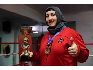 Boks Eldivenleriyle Ev Hanımlarına Örnek Oldu