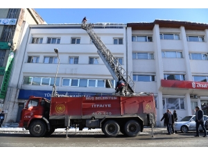 İtfaiye Ekiplerinden Buz Operasyonu