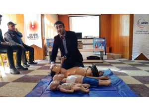 Gazeteciler Ve Din Görevlilerine İlk Yardım Eğitimi