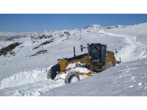 Siirt’te Kardan Kapanan Grup Köy Yolları Ulaşıma Açıldı