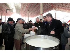 Burdur’da Pazar Esnafına Sıcak Süt