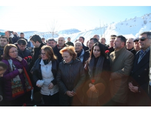 Kamer Genç, Mezarı Başında Anıldı