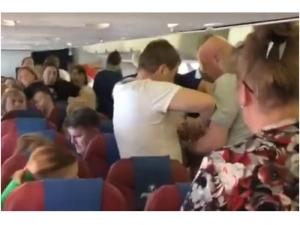 Rusya’da Uçakta Olay Çıkaran Yolcuya ‘Bantlı’ Müdahale