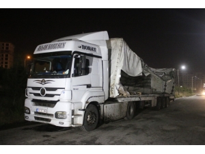 Tem’de Tır Devrildi, Kilometrelerce Kuyruk Oluştu