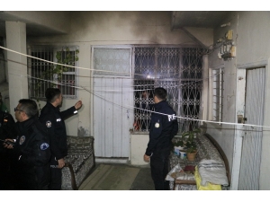 Evini Yaktı, İçeride Elindeki Bıçakla Polis Ve İtfaiyenin Girmesine Engel Oldu