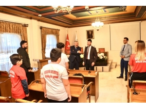 Başkan Yardımcısı Yüzer, Şampiyon Boksörleri Tebrik Etti