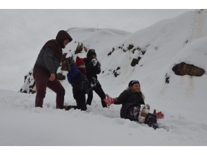 Kar Üzerinde ‘Kayarak’ Stres Attılar