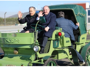 Sanayi Ve Teknoloji Bakanı Mustafa Varank, Yerli Üretim Elektrikli Faytonu F1 Pistinde Test Etti
