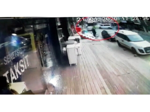 Hızla İlerleyen Minibüsün, İçi Yolcu Dolu İett Otobüsüyle Kafa Kafaya Çarpıştığı Kaza Anı Kamerada