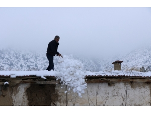 Toprak Damlı Evlerde Yaşayan Vatandaşlar Baca Küreme İşine Koyuldu