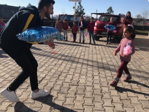 Dü Genç Yaklaşık Kulübü, Köy Okullarındaki Minik Öğrencileri Sevindirdi