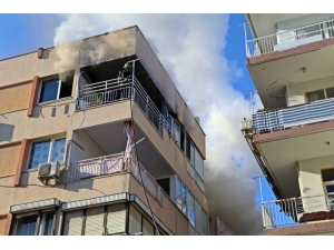 Yangına Evde Tek Başına Yakalanan Yaşlı Kadın, İtfaiyeci Kıyafetiyle Kurtarıldı