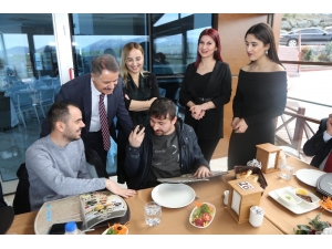 Braille Alfabeli Ve Qr Kodlu Menü