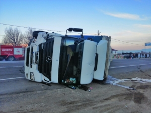 Isparta - Konya Kara Yolunda Minibüse Çarpan Tır Devrildi: 1 Yaralı