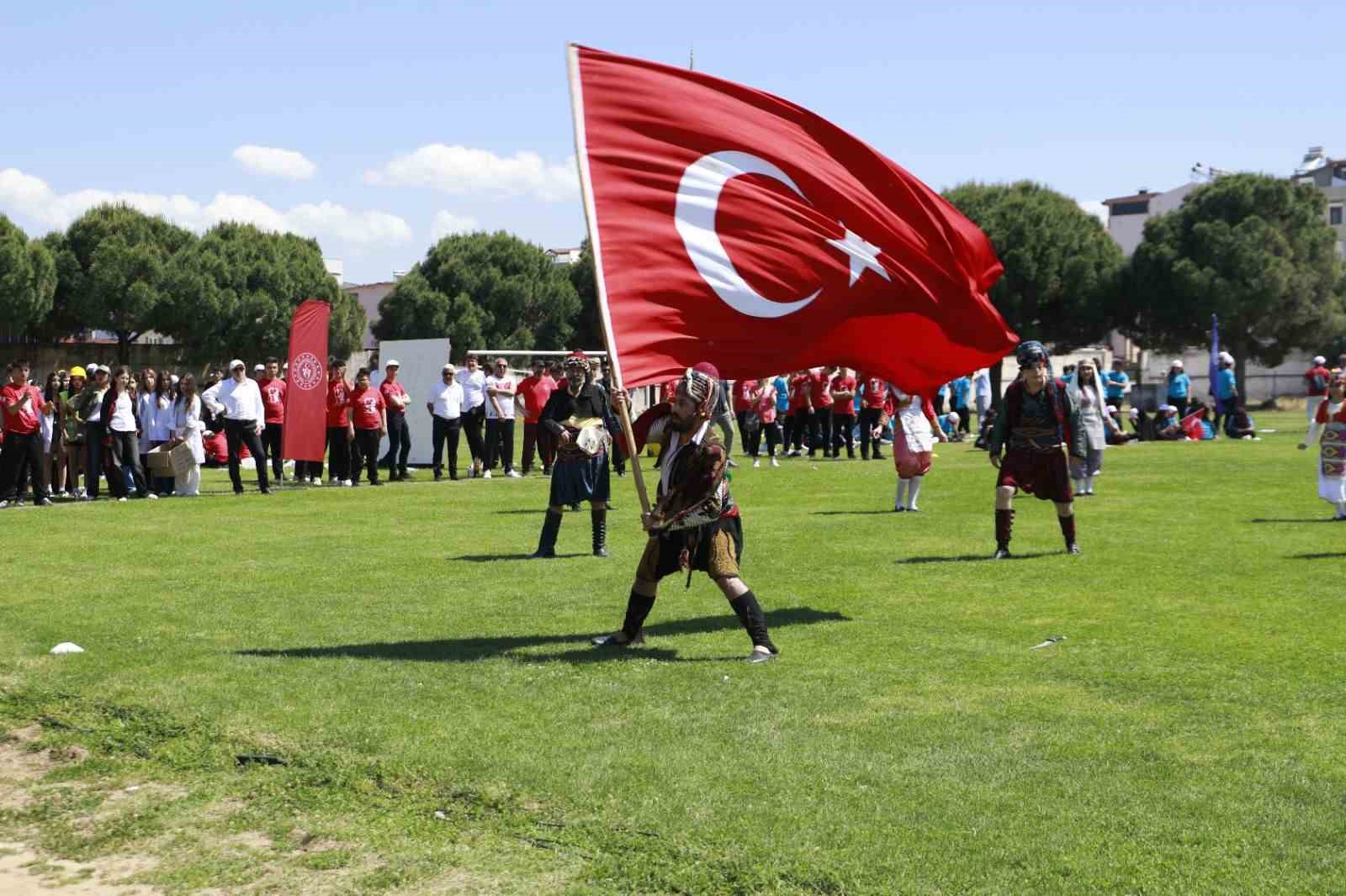 burhaniye-de-19-mayis-coskusu-yasandi