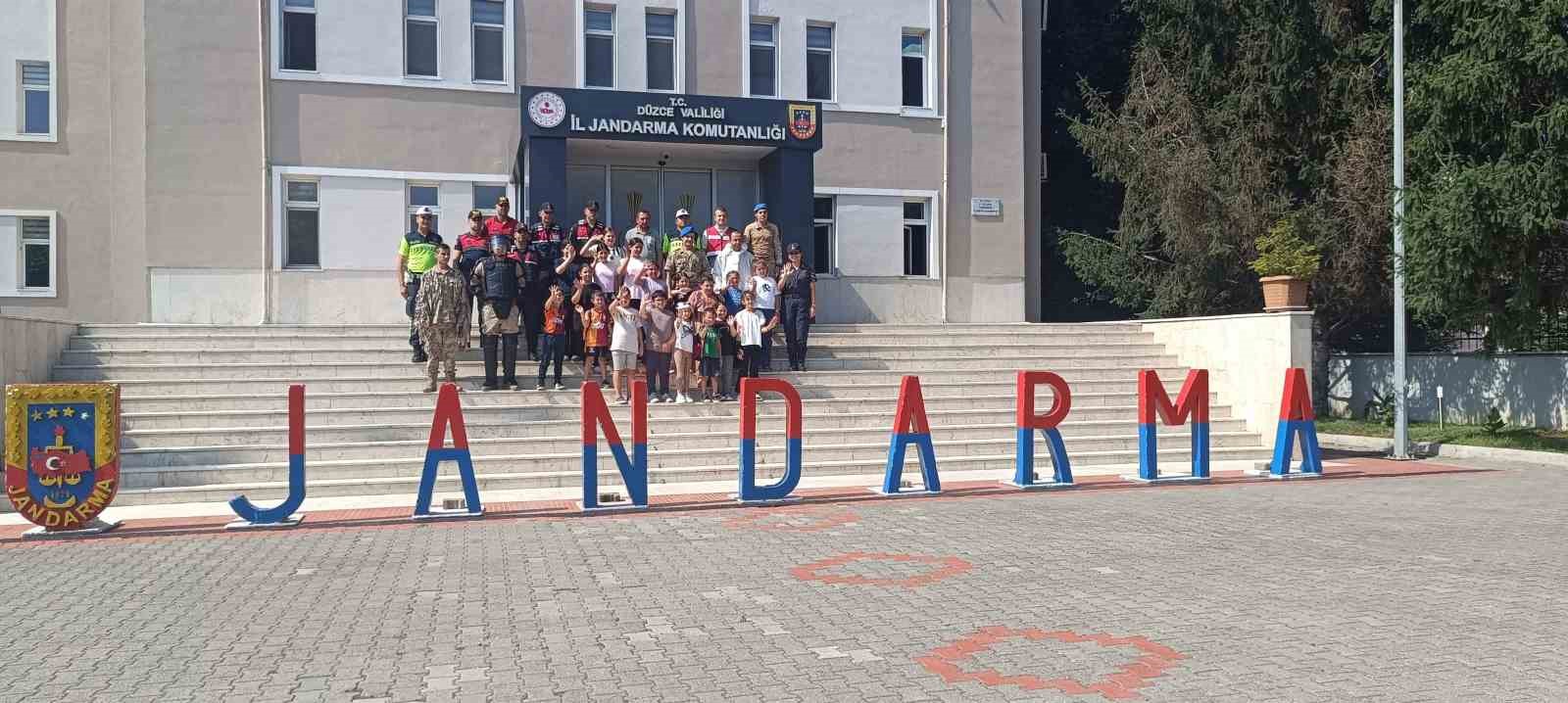 genc-ofis-ogrencileri-jandarmayi-yakindan-tanidi