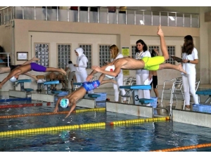 Sivaslı Yüzücüler Derece İçin Kulaç Attı