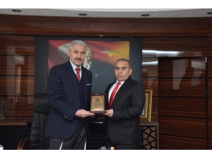 Müfettiş Olarak Atanan Müdür Düzgün’e Teşekkür Plaketi