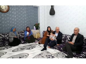 Gültak, Fenomen Olan Temizlik Görevlisini Evinde Ziyaret Etti