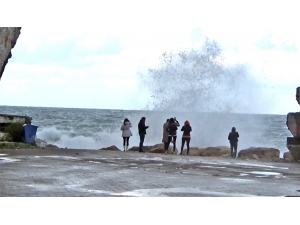 Turistler Dev Dalgalarla Öz Çekim Peşine Düştü