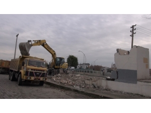 Tarsus’ta Mevzuata Aykırı Yapı Yıkıldı