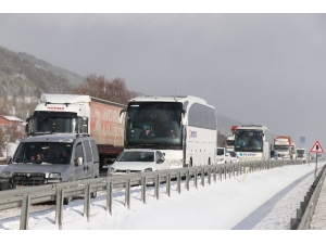 Bolu’da, Kar Yağışı Nedeniyle Yaşanan Kazalar D-100 Kara Yolunu Kapattı