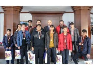 Şampiyon Boksörlerden Başkan Atabay’a Ziyaret