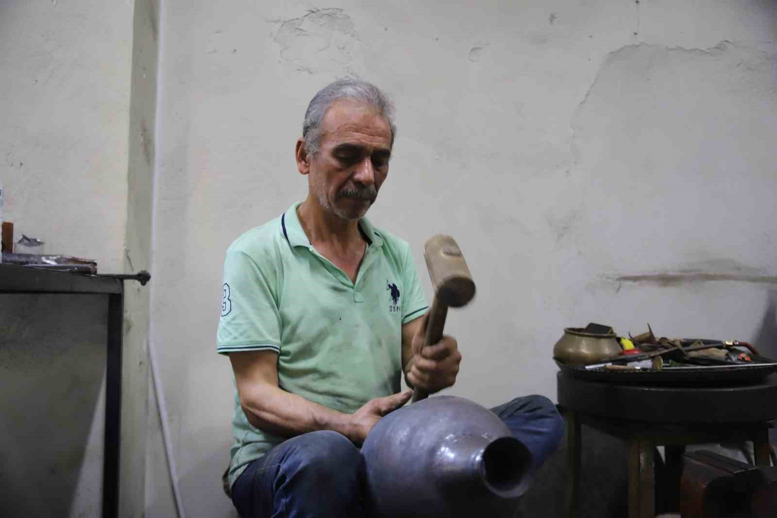 gaziantep-te-57-yillik-bakir-ustasi-mesleginin-yok-olmasindan-endise-ediyor