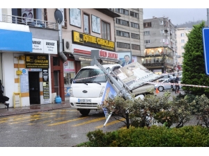 Giresun’da Etkili Olan Fırtına Elektrik Direğini Yerinden Söktü