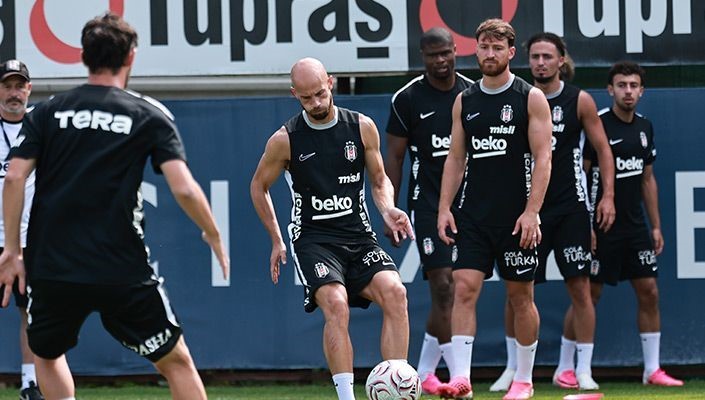 besiktas-ta-leandro-trossard-ilk-antrenmanina-cikti