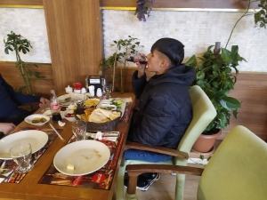 Taksim Metrosunda Uyuyan Genç’e Vali Yerlikaya Sahip Çıktı