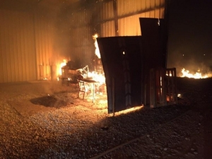 Mobilya Deposundaki Yangın Büyümeden Söndürüldü