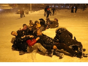 Poşetini Tepsisini Alan Kaymaya Koştu