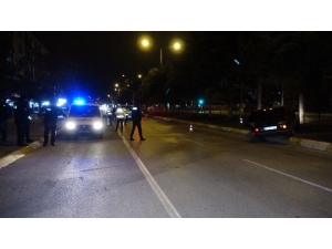 Kız Kaçırma Kovalamacasında Kaza Yapan Uzman Çavuş, Linç Girişiminden Havaya Ateş Açarak Kurtuldu