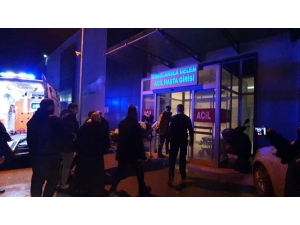 Karlı Yolda Kayan İki Araç Şarampole Yuvarlandı: 6 Yaralı