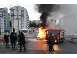 Hareket Halindeki Otomobil Alev Aldı