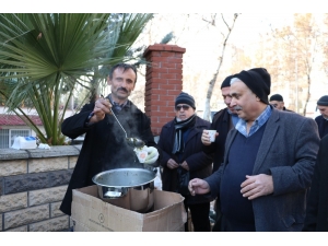 Sokakta Bardak Bardak Tirşik Çorbası İçiyorlar