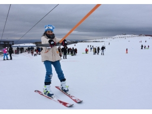 Yarı Yıl Tatili, Kayak Merkezini Hafta İçi De Doldurdu