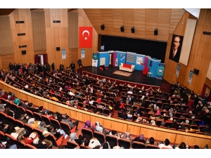 “Seni Unutmak İstemedim Ki” Adlı Tiyatro Oyunu Sahnelendi