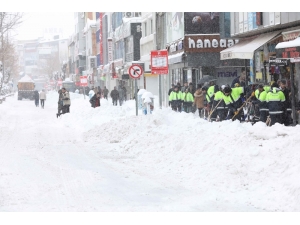 İpekyolu Belediyesinden Kar Temizleme Ve Yol Açma Çalışması