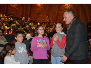 Başkandan Çocuklara “Bol Bol Kitap Okuyun” Tavsiyesi