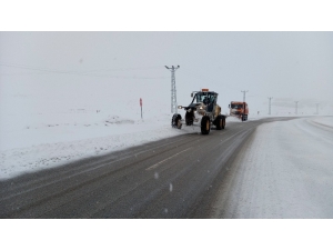 Van-bahçesaray Yolu Ulaşıma Kapandı